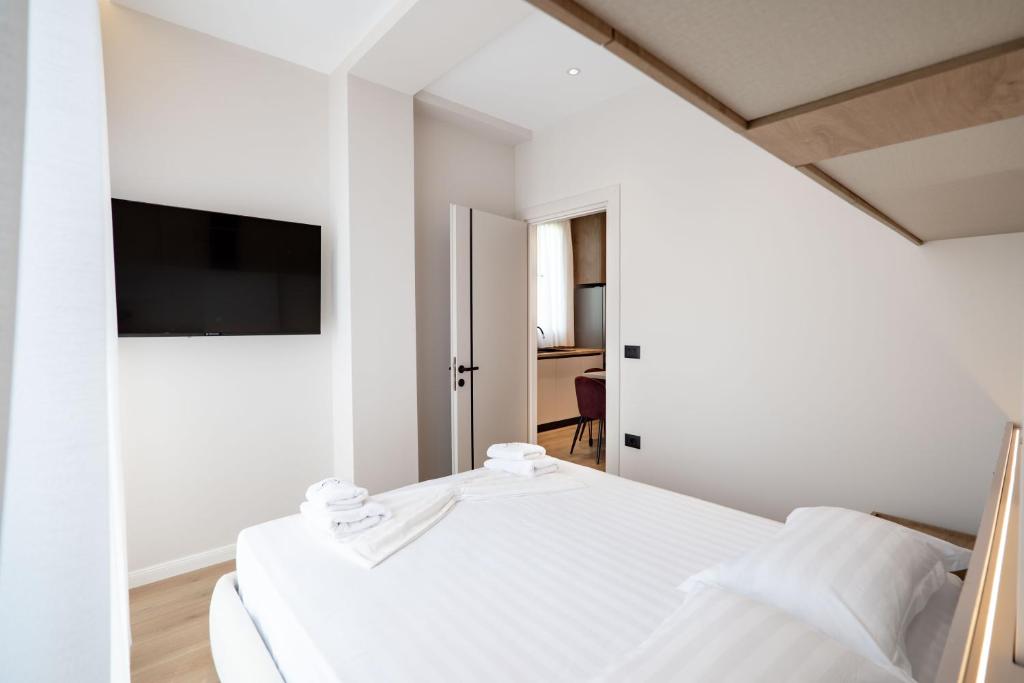 Deluxe One-Bedroom Apartment